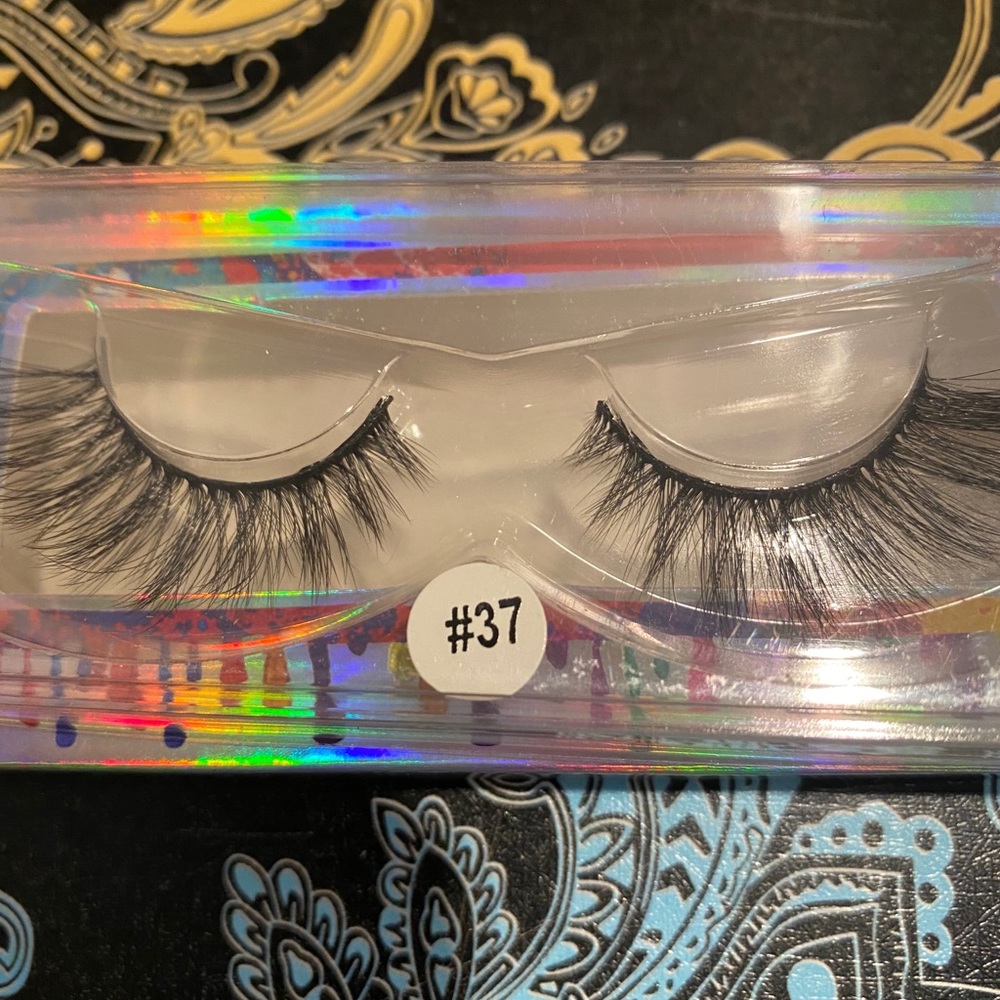 Mink Lashes - Picture 3 of 4
